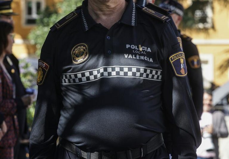 Valencia: Detienen a un hombre por golpear y morder a su pareja mientras ella conducía