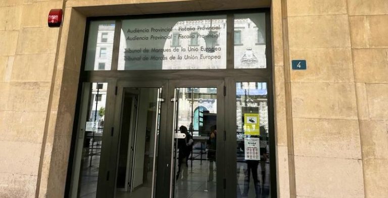 Condenan por prevaricación a un exedil y un técnico de Calpe por exhumar a un difunto para enterrar a su abuela