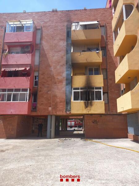 Sofocado el fuego en un edificio de apartamentos en Reus, Tarragona, con un lesionado leve