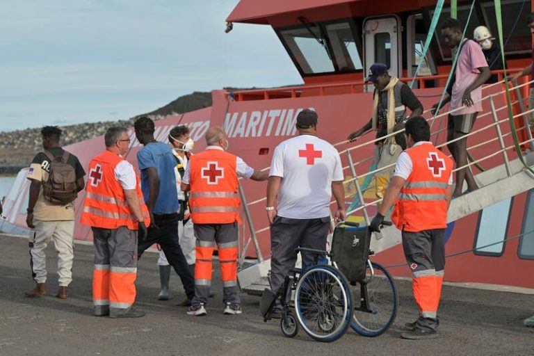 Clavijo reclama a Defensa instalaciones vacías en Canarias para alojar a inmigrantes, pero Defensa se niega