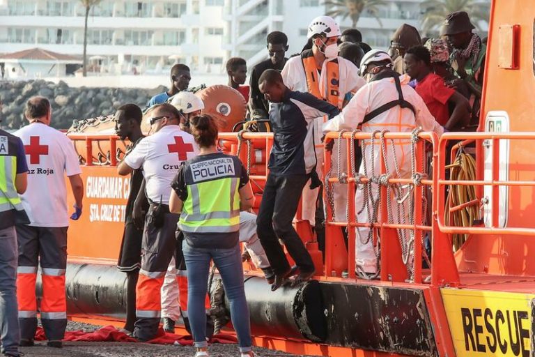 Gran Canaria recibe la dura llegada de 65 inmigrantes en una patera, uno en grave peligro