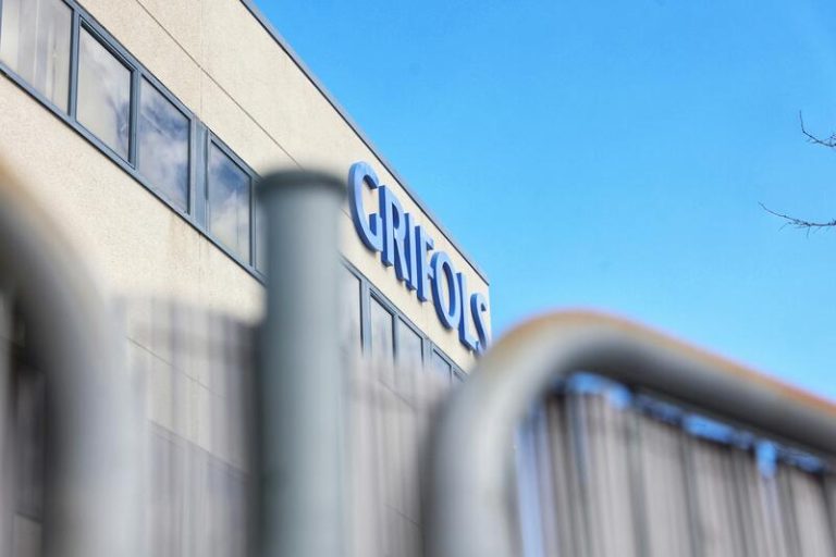 Jefferies baja del 3,3% su posición en Grifols ante la posible OPA de la familia