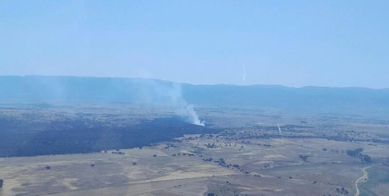 Medios aéreos y terrestres trabajan para sofocar un fuego en Segovia
