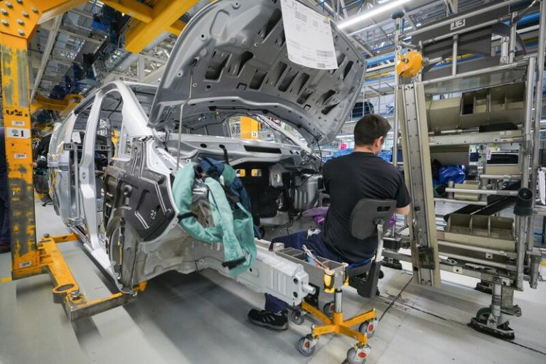 Mercedes suspenderá parte de la producción del turno de noche por los fallos de Microsoft