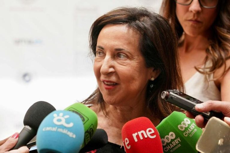 Robles afirma desconocer la llegada de naves militares estadounidenses al puerto malagueño