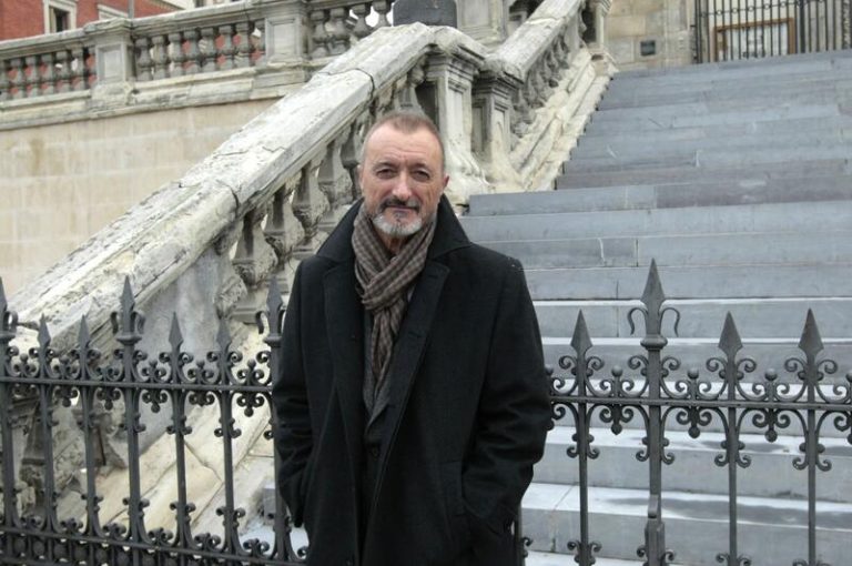 Arturo Pérez-Reverte publicará el 8 de octubre su nueva novela 'La isla de la mujer dormida'