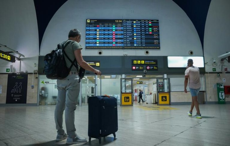 Caos en los aeropuertos españoles: más de 100 vuelos cancelados por fallo informático global de Crowdstrike