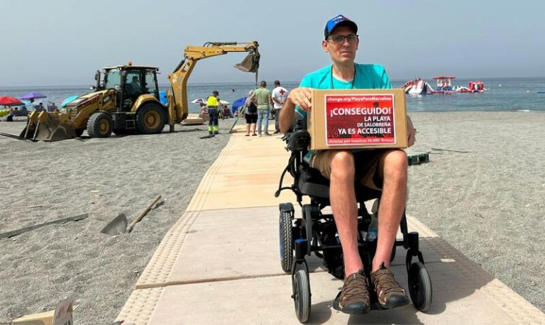 Granada transforma su playa: la lucha de un ciudadano con esclerosis múltiple hace que la ciudad mejore la accesibilidad