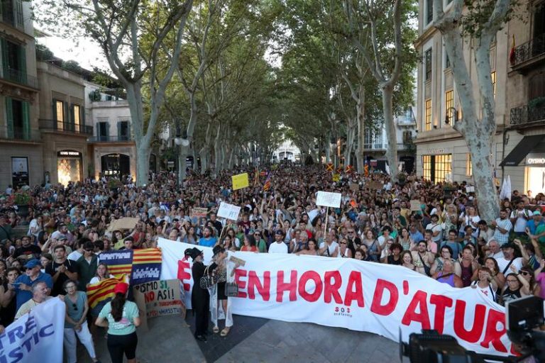 La administración de las Islas Baleares expresa alarma por el colapso turístico y aplaude protesta ciudadana pacífica
