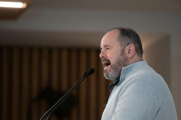 Mena critica duramente la petición del PP de declarar la emergencia migratoria y hablar de colapso