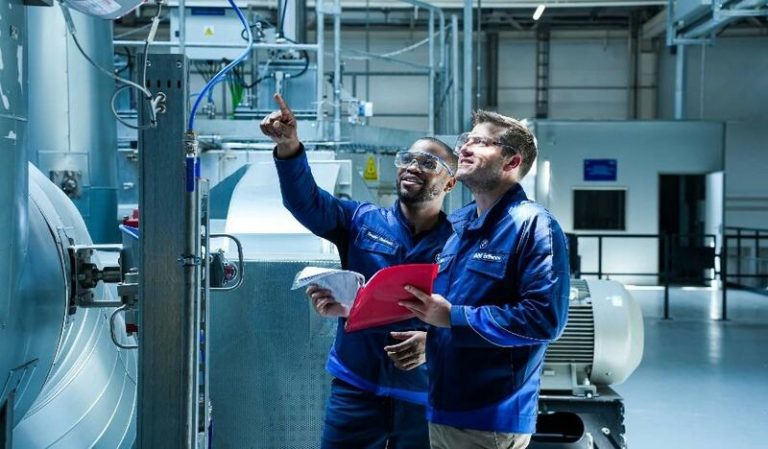 BMW acelera la electrificación de su cadena de producción para reducir emisiones contaminantes