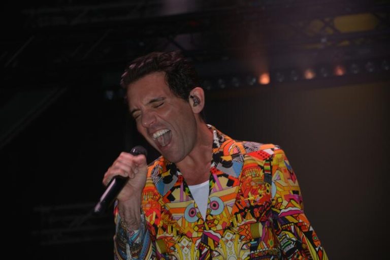 Mika conmueve a la multitud en el Atlantic Fest de Vilagarcía de Arousa con su increíble talento vocal