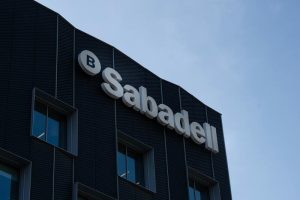 Banco Sabadell lidera las subidas del Ibex 35 con beneficios y retribuciones históricas