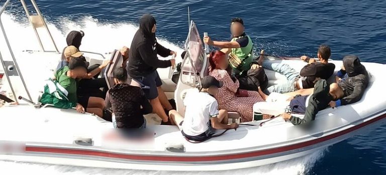 La Guardia Civil intercepta una patera taxi en aguas de Cartagena, Murcia