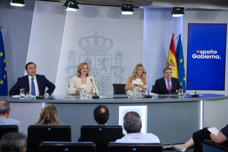 El Gobierno sigue las labores de rescate del pesquero hundido en las Islas Malvinas y en contacto con consulados