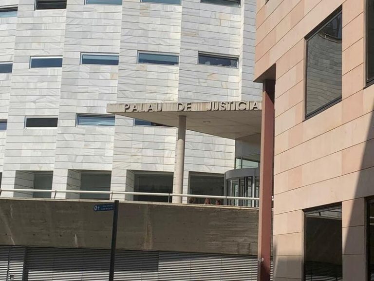 Agente de policía absuelto tras altercado con votante del referéndum catalán en Lleida