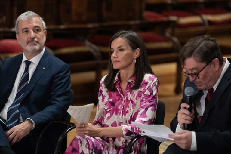 La reina Letizia preside una sesión del Instituto Cervantes en Barcelona y agradece su trabajo