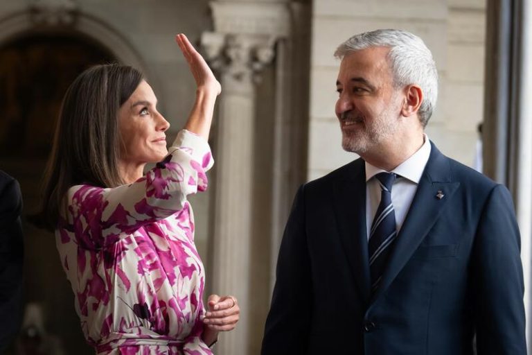 Junts, ERC, Comuns y Govern plantan a la reina Letizia en su acto en el Ayuntamiento de Barcelona