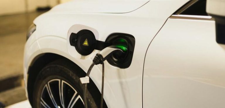 El coste de arreglar un coche eléctrico es un 28% más barato que uno de gasolina