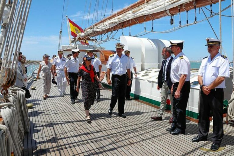 Robles visita el 'Juan Sebastián de Elcano' y felicita a la dotación tras su 96 crucero de instrucción