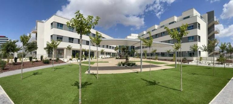 Romano Senior se hace con 11 residencias de mayores de DomusVi por casi 100 millones