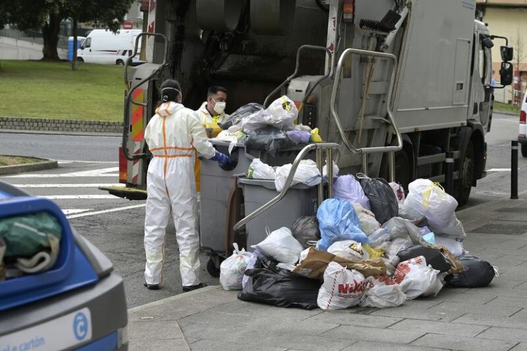 La recolección de basura de emergencia en A Coruña arranca sin problemas
