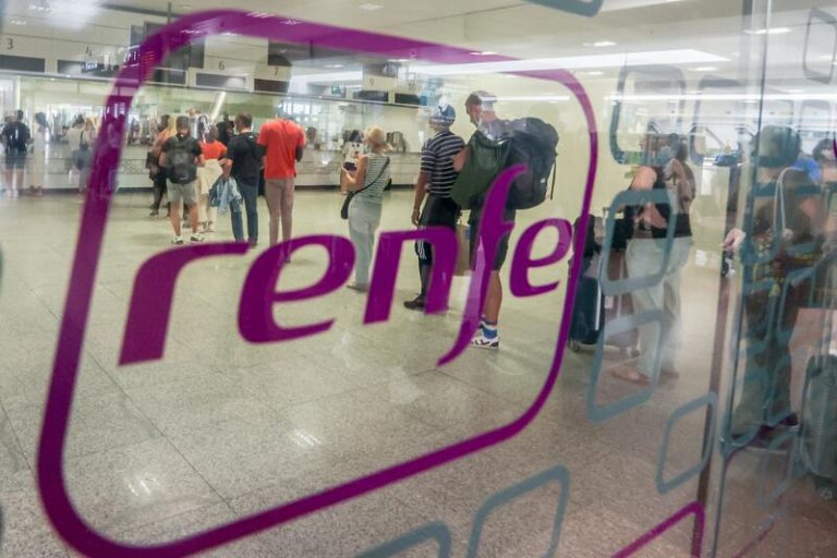 Renfe automatiza las peticiones de cambio en efectivo en 78 estaciones de Cercanías Madrid
