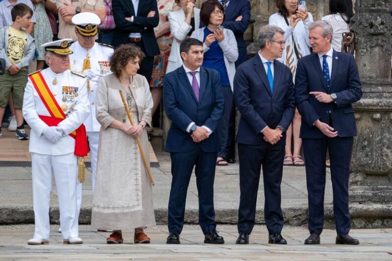 Multitud se acerca al Obradoiro para el desfile antes de la Ofrenda al Apóstol