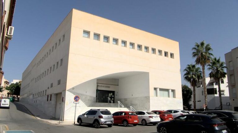 La pareja de la mujer encontrada muerta en Granada acepta una condena por maltrato habitual