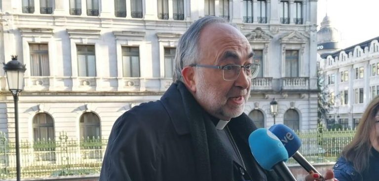 El arzobispo de Oviedo niega tener un papel contrapuesto al Gobierno y exhorta a Lastra