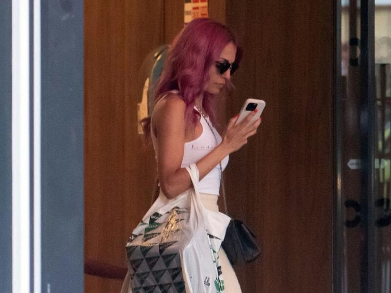 Hiba Abouk huye de la prensa de todas las formas posibles