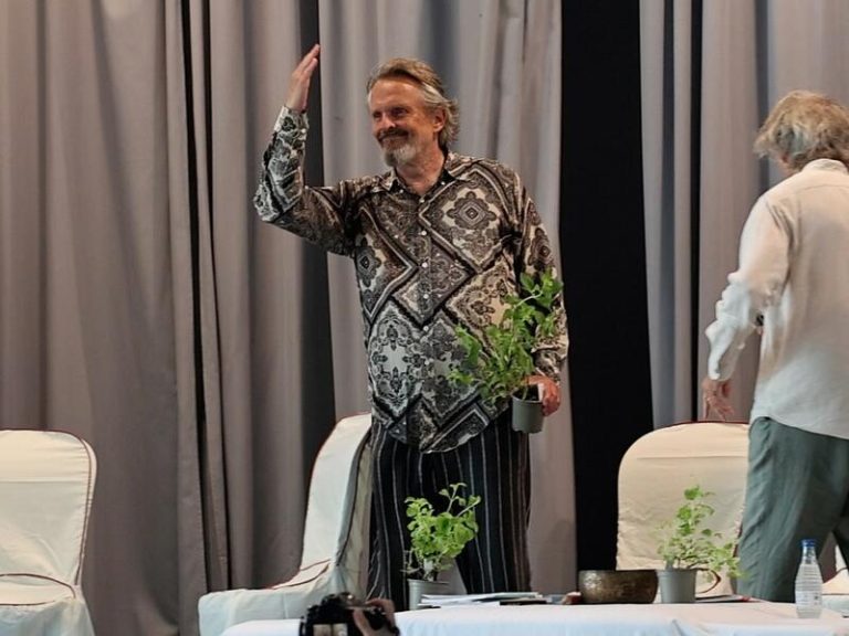 Miguel Bosé recibe entusiastas aplausos por sus controvertidas conferencias