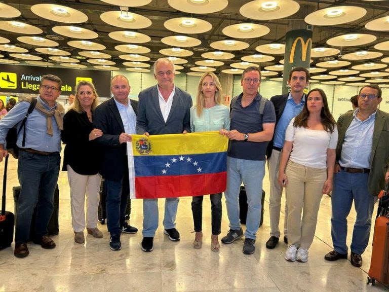 Cargos del PP repatriados desde Venezuela desembarcan en Barajas: 