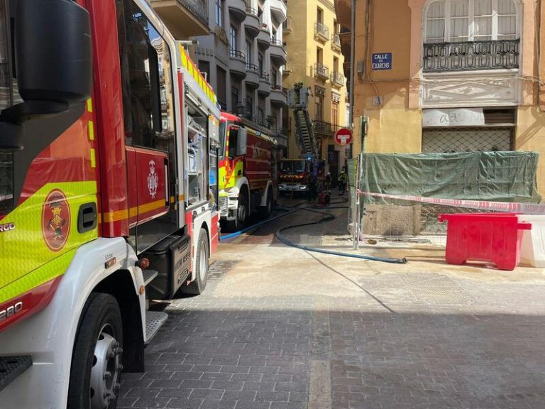 El incendio en un edificio céntrico de Valencia obliga al desalojo de los vecinos