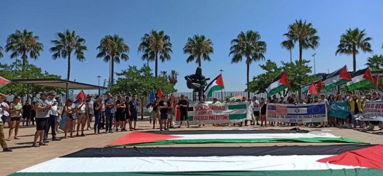 Enérgica reclamación de cientos de manifestantes en Algeciras para no permitir el atraque de navíos con armamento para Israel