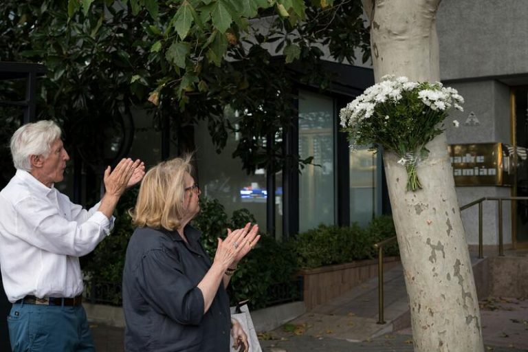 Más de un centenar de personas guardan un minuto de silencio en recuerdo del fallecido tras el concierto de Karol G