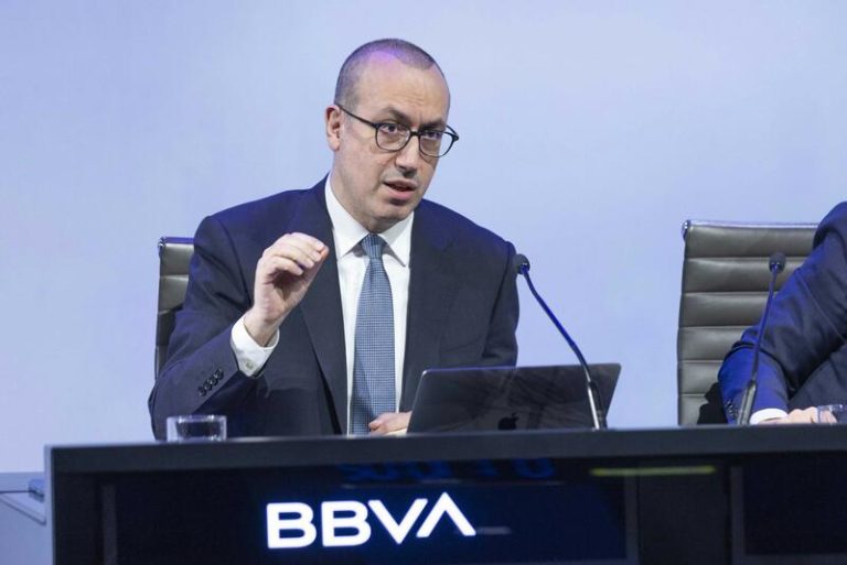 BBVA ratifica sus cifras en la OPA sobre Sabadell y estima cerrar unas 300 oficinas