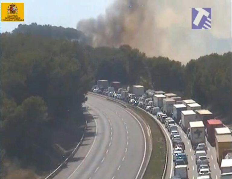 Cortan la AP-7 en ambos sentidos en Subirats por un incendio de un coche en el arcén