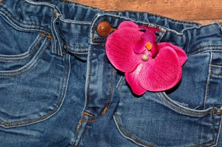 7 pantalones vaqueros que te van a quedar de escándalo: Bershka, H&M, Springfield, Uniqlo…