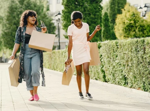 8 vestidos coloridos de las rebajas de Lefties desde 8 euros para disimular brazo 8 vestidos coloridos de las rebajas de Lefties desde 8 euros para disimular brazo