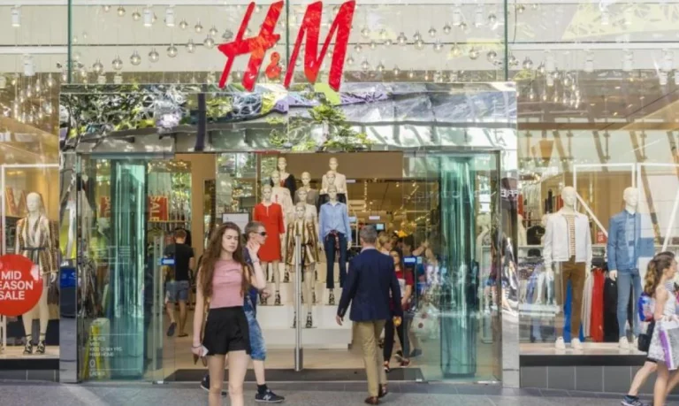 Arrasa con estos 7 vestidos blancos de H&M para lucir femenina y fresca en la playa