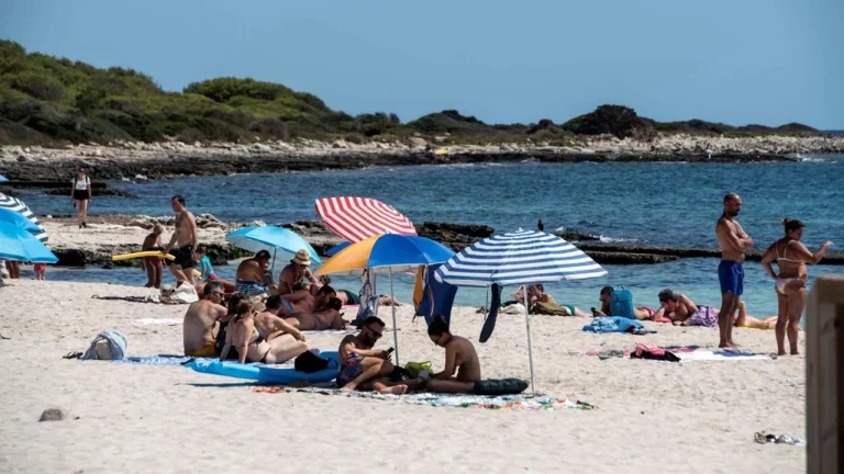 Avisan a los turistas de países vecinos de España de multas de 600 euros en las playas españolas por esto