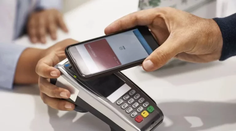 Aviso del Banco de España: no olvides nunca esto al pagar con contactless con tarjeta o NFC del móvil