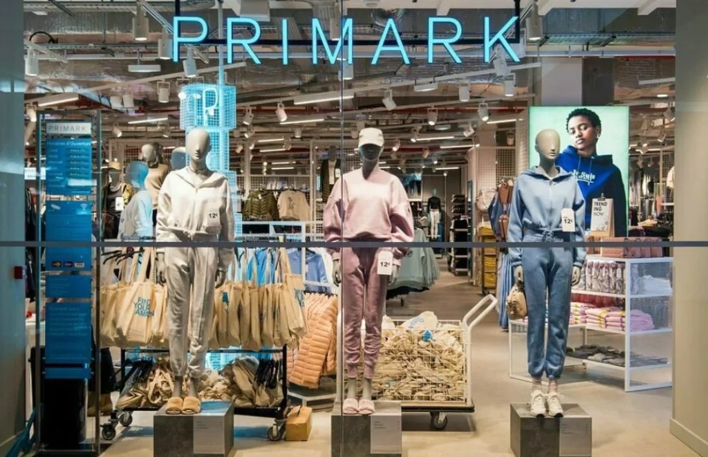 Bañadores y otras prendas de Rita Ora para Primark para lucir como una top model en la playa por menos de 20 euros