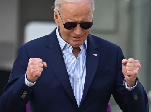 Biden se tambalea pese a aferrarse al poder de La Casa Blanca Biden se tambalea pese a aferrarse al poder de La Casa Blanca