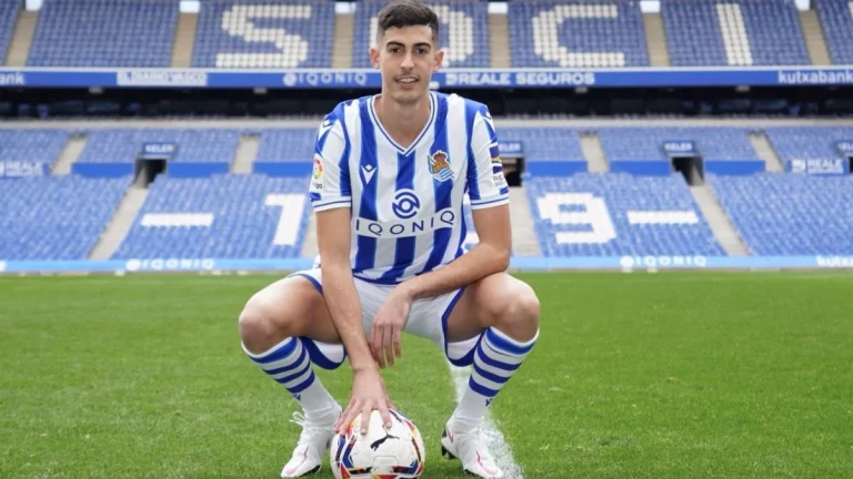 Carlos Fernández zanja su futuro con la Real Sociedad