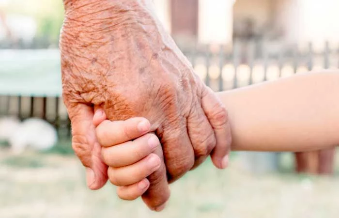 Claves de los expertos para detectar a los abuelos tóxicos con sus nietos
