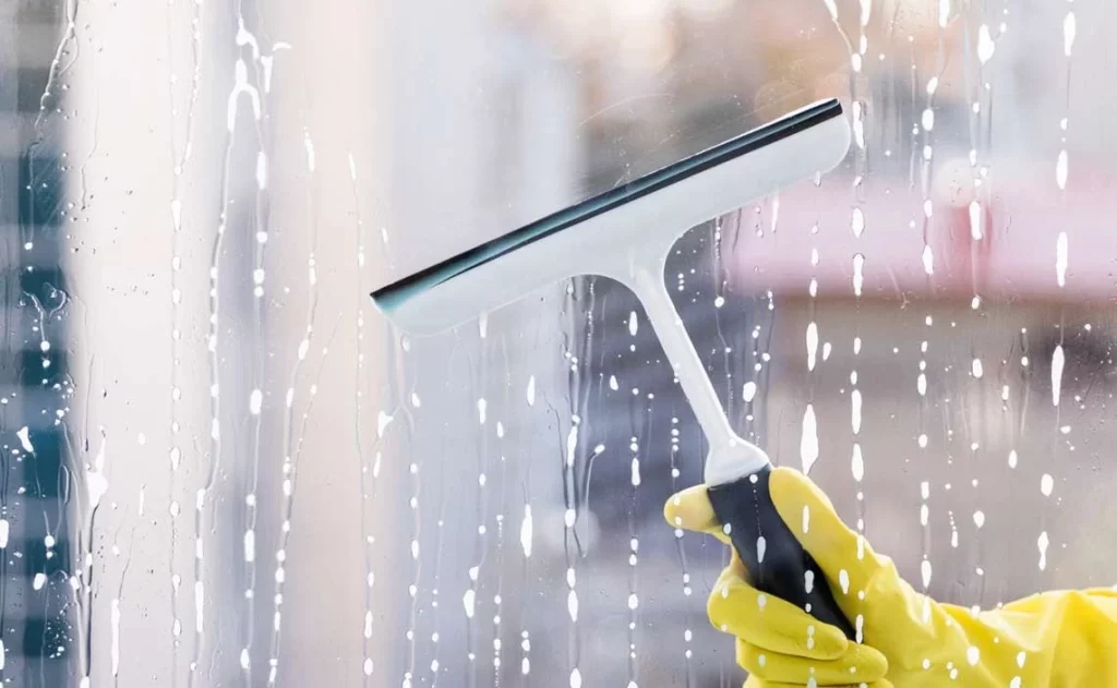 Cómo limpiar ventanas altas y cristales fijos de forma segura y eficiente