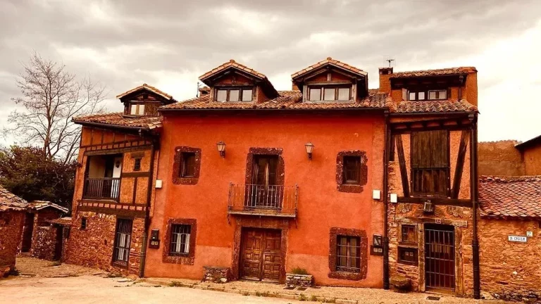 ¿Cómo sería vivir en Marte? Un pueblo de Segovia a 1 hora y media de Madrid es lo más parecido