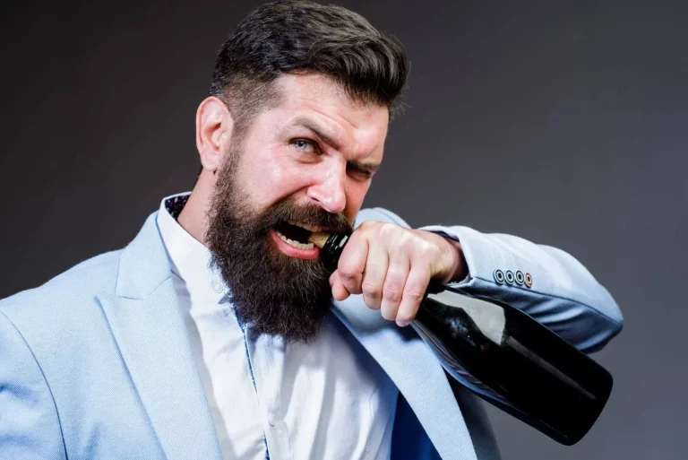 Conoce el truco viral para abrir una botella de vino sin sacacorchos